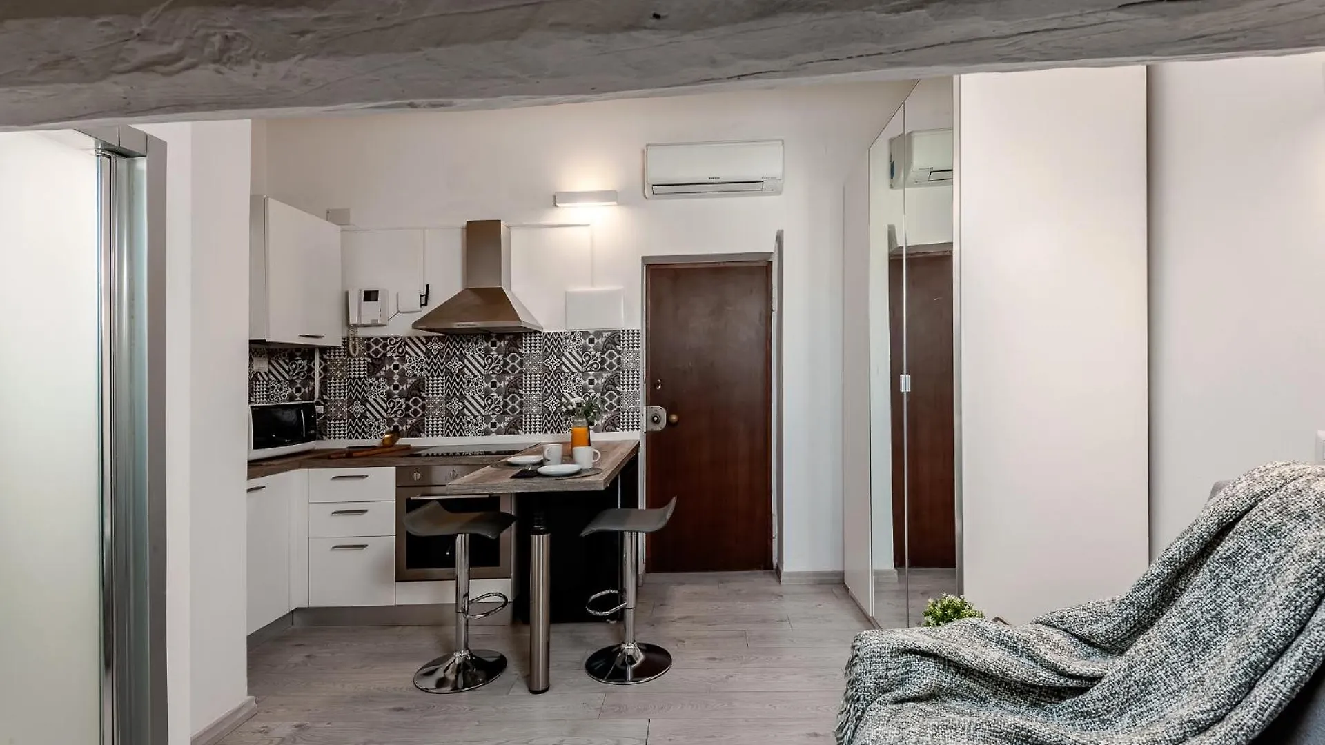 Stayeasy Corso Como 9 - Attic Studio Apartment Mailand