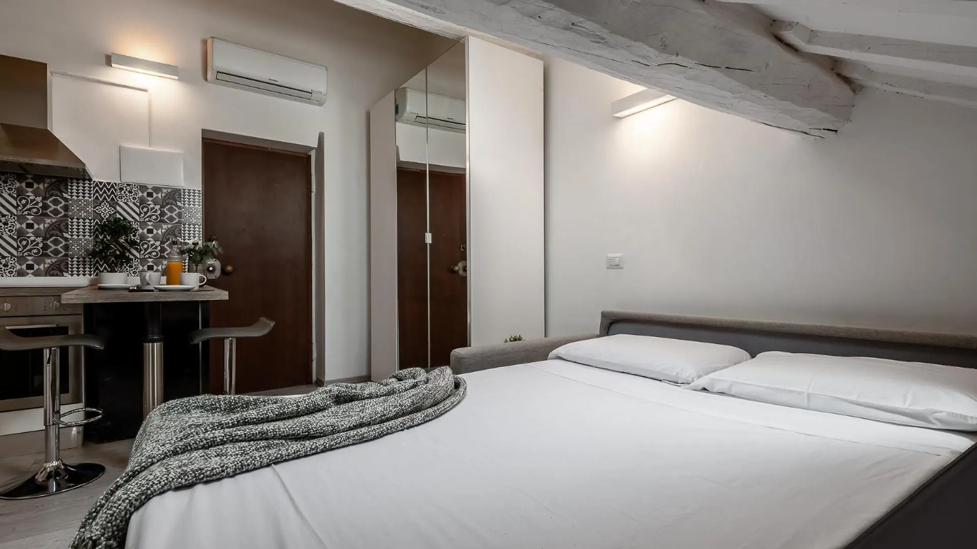 Stayeasy Corso Como 9 - Attic Studio Apartment Mailand